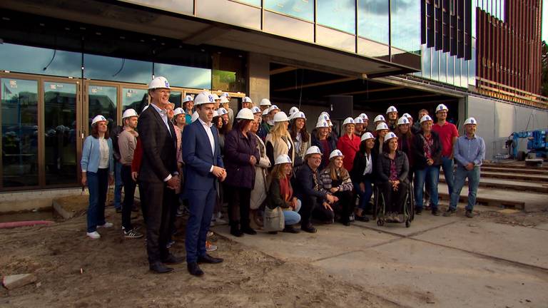 De officiële sleuteloverdracht van het Theater aan de parade (Foto: Omroep Brabant)