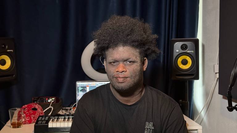 Producer AG Blaxx trekt zich terug uit de spotlight vanwege zijn huidziekte (foto: Megan Hanegraaf).