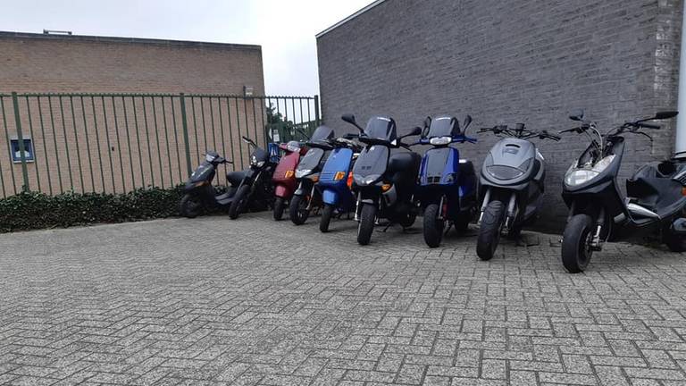 De in beslag genomen scooters (foto: politie Bergeijk).