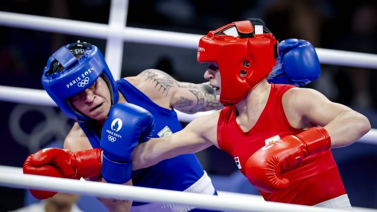 Chelsey Heijnen (rechts) beet flink van zich af (foto: ANP).