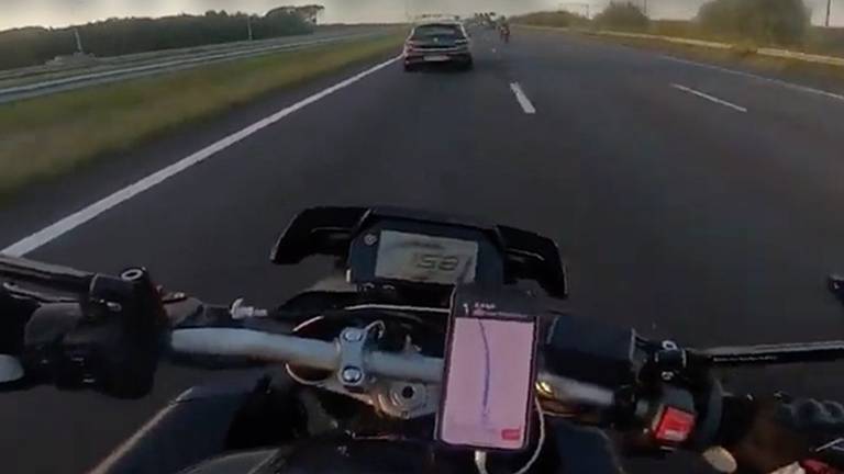 Een van de motorrijders filmde de hele rit op de A16 (foto: archief).