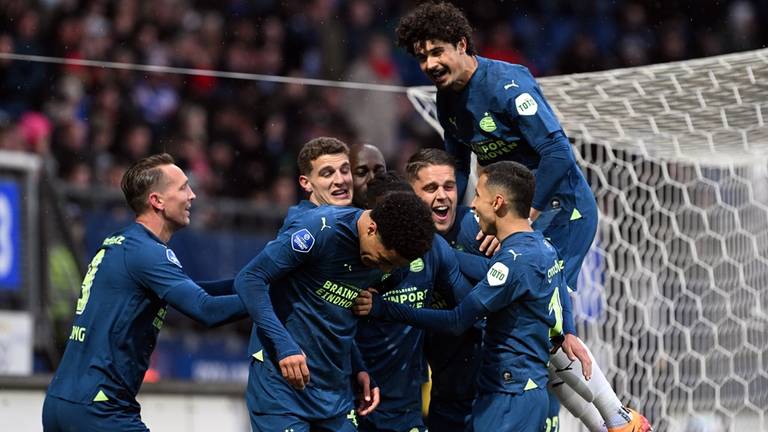 PSV-spelers vieren een treffer in Heerenveen (foto: ANP/Olaf Kraak). 