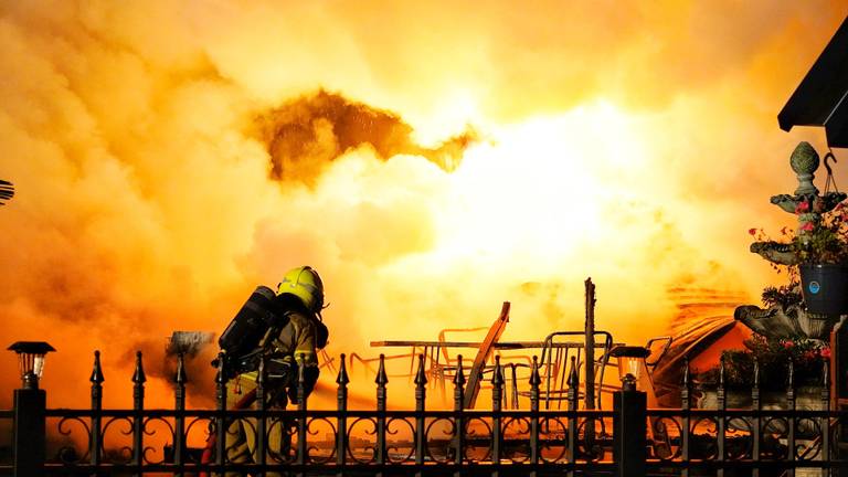 Meterhoge vlammen (foto: Jeroen Stuve/SQ Vision)