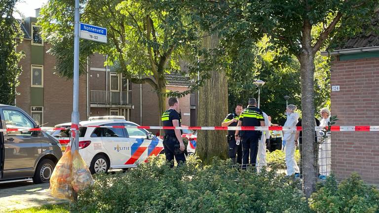 De politie zette voor het onderzoek een deel van de omgeving af (foto: Marco van den Broek/SQ Vision).