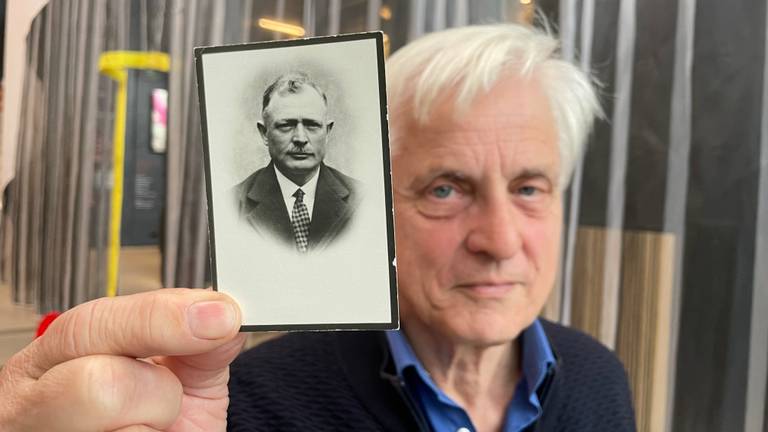 Jeroen Trommelen met zijn de foto van zijn opa Antoon (Foto: Tom van den Oetelaar).