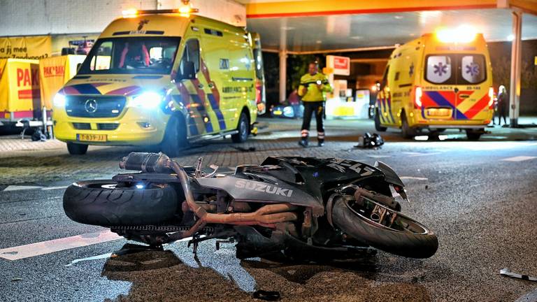 Man en vrouw op motor opzettelijk aangereden door bekende die daarna vlucht