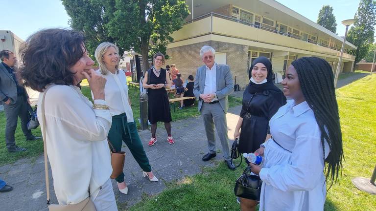 Minister Ollogren bezoekt Tilburg-West (foto: Collin Beijk))