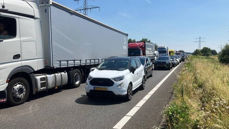 Twee doden bij aanrijding tussen vrachtwagen en auto op de A73