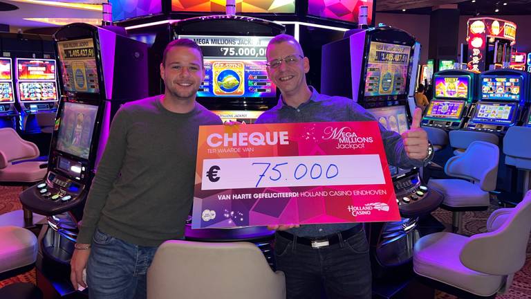 De winnaar (rechts) kreeg 75.000 euro (foto: Holland Casino).