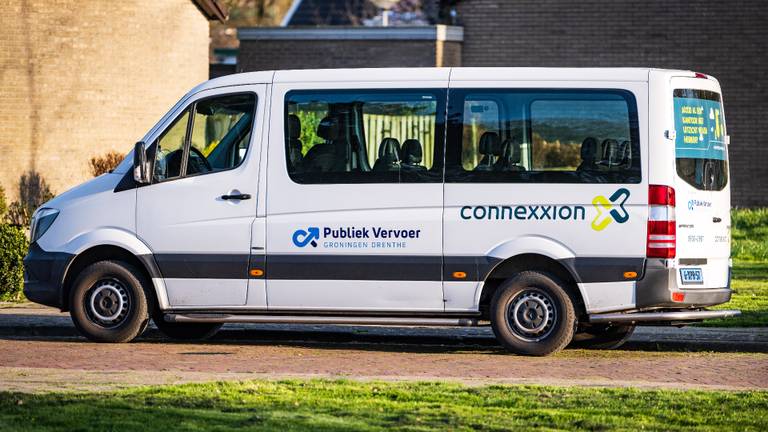 Een taxibusje van Connexxion waar de leerlingen mee naar school gebracht worden (foto: Hollandse Hoogte).