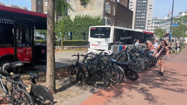 Door de aanrijding en de vechtpartij werd een andere bus ook opgehouden (foto: Hans Janssen).