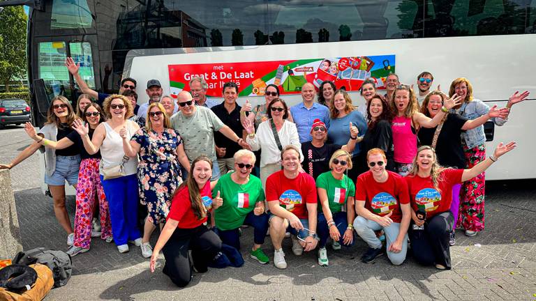 De groep feestvierders vlak voor vertrek naar Italië. 