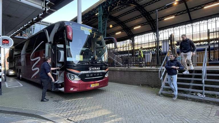 Treinreizigers werden bij station Den Bosch in bussen naar hun plek van bestemming gebracht (foto: Eva de Schipper).