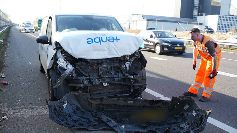 Busje rijdt achterop vrachtauto A59 Waalwijk (Erik Haverhals/Persbureau Heitink).