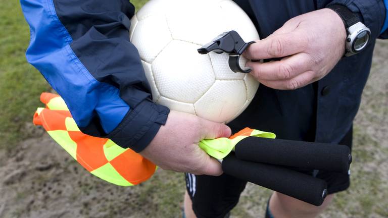 Een scheidsrechter in het amateurvoetbal. (ANP, Koen Suyk)