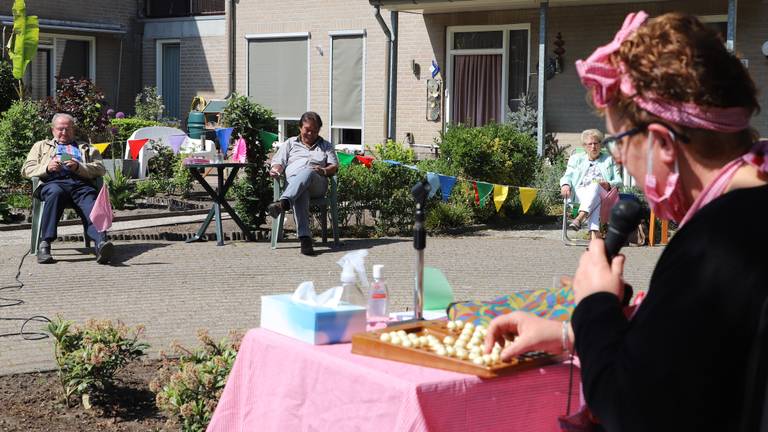 Senioren spelen een potje bingo in hun eigen hofje