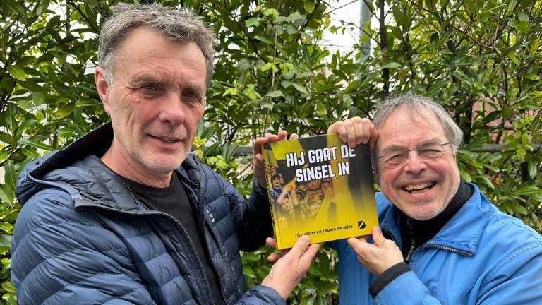 Oud-politieagent Roel Holvast en supporter Wiet Kerkhoven met hun boek 'Hij gaat de singel in' (foto: Omroep Brabant).