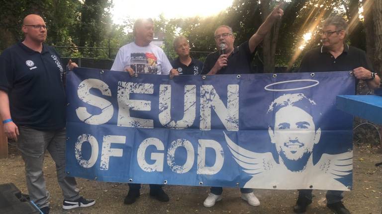 Aanhang De Graafschap geeft 'Seun of God-vlag' aan NAC-supporters.