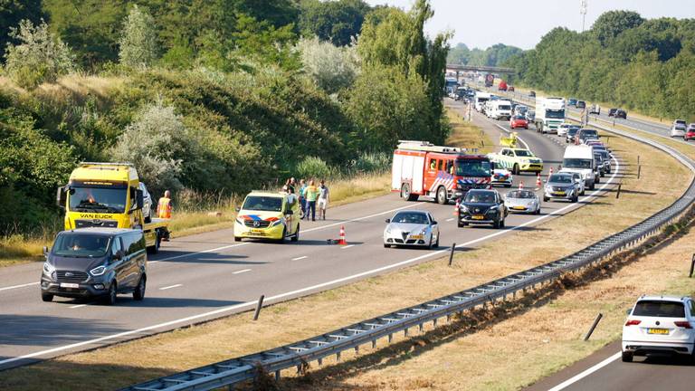 Het ongeluk leidde al snel tot een forse file (foto: Addy Smits/Persbureau Heitink).