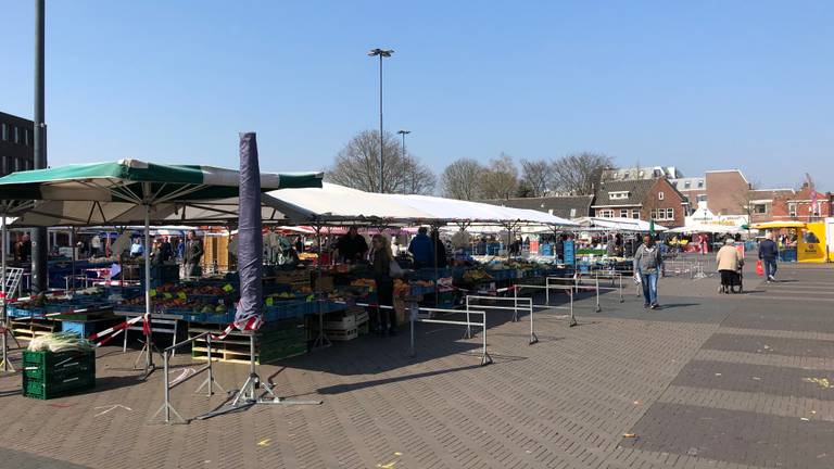 Weinig mensen op de Woenselse Markt zaterdag (foto: Hans Janssen).