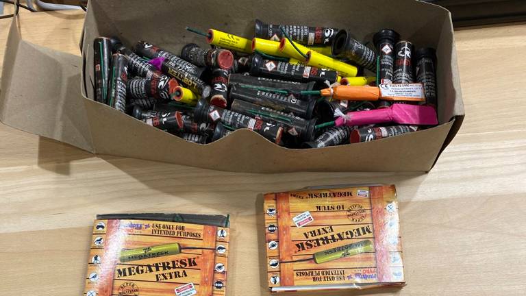 In het voertuig bij Wilbertoord werd vuurwerk, drugs en een hoeveelheid steekwapens ontdekt (foto: Twitter wijkagent Milieu & Drugs).