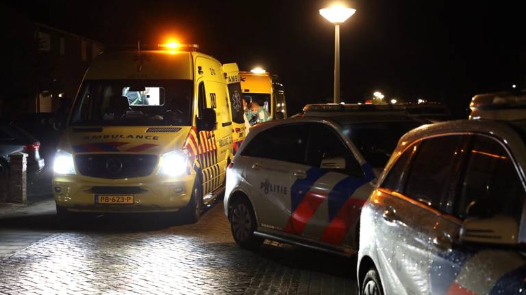 Na de melding van de steekpartij werden ambulance en politie ingeschakeld (foto: Sander van Gils/SQ Vision Mediaprodukties).