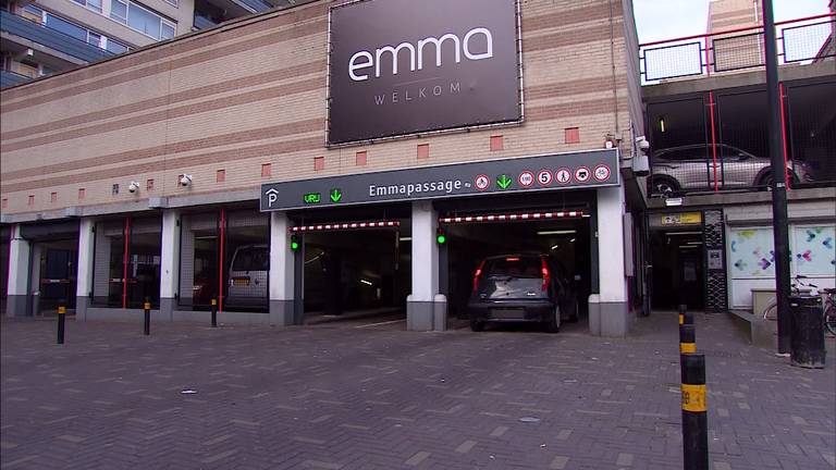 Man schopt zijn vrouw bewusteloos in parkeergarage