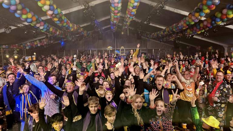 In de tent in Oss kon er zondagavond met wat noodmaatregelen toch gefeest worden (foto: Jack van Lieshout).