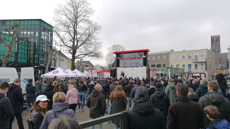 Het is druk op de Heuvel in Oss. (foto: Ista van Galen)