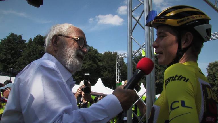 Wielerspeaker Kees Maas met Jonas Vingegaard.