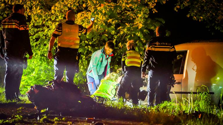 De bestuurder zou bij de crash in de Van Oldenbarneveltlaan uit de bestelbus geslingerd zijn (foto: SQ Vision).