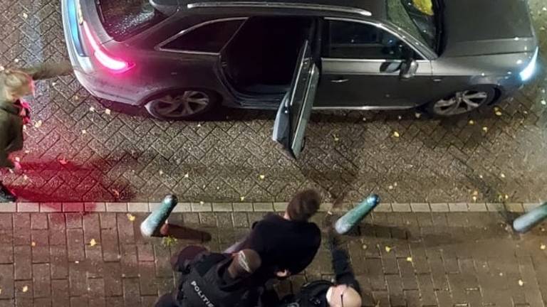 Beeld van de arrestatie in Den Haag (foto: Omroep West).