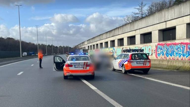 De Belgische verkeerspolitie houdt de verdachte aan op de E16 (foto: Instagram @verkeerspolitie_zwb).