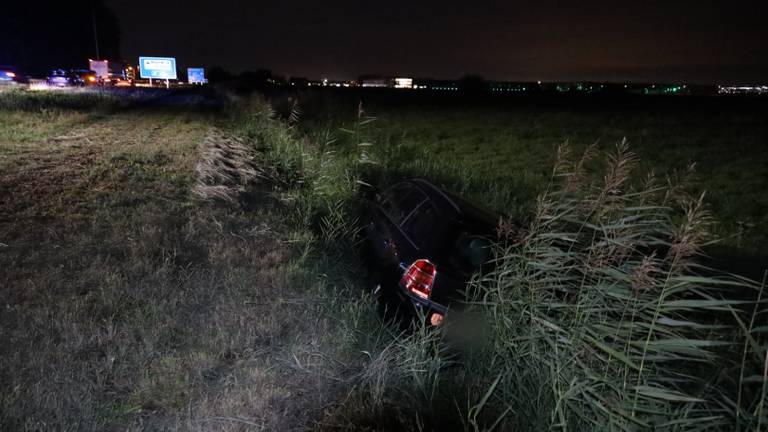 De auto belandde in een sloot langs de A59 (foto: Erik Haverhals/FPMB).