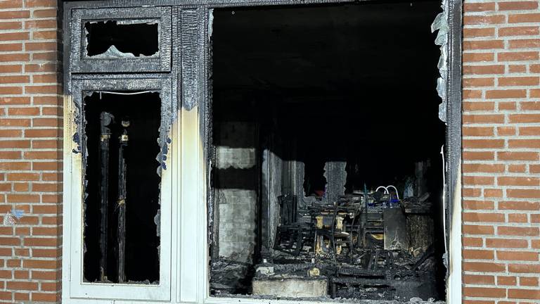 Brand verwoest huis, bewoners kunnen op tijd wegkomen