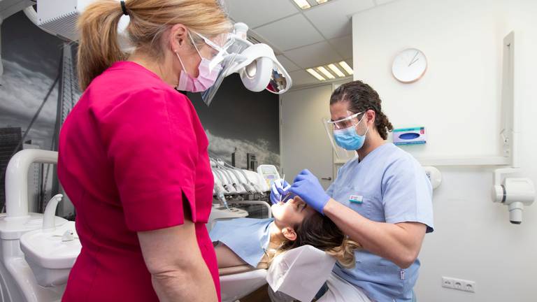 Een tandarts is bezig met de behandeling van een patiënt.(foto: ANP 2020/Pieter Stam De Jonge