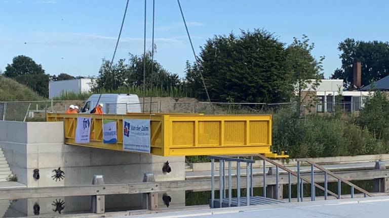 Halverwege de ochtend lag de eerste helft van de brug al op z'n plek.