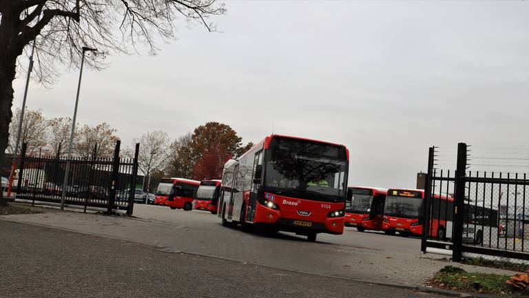 Een Arriva bus vertrekt vanaf het remiseterrein (foto: Collin Beijk)