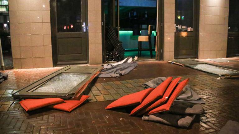Een deel van de inventaris kwam op straat terecht (foto: Harrie Grijseels/SQ Vision Mediaprodukties).