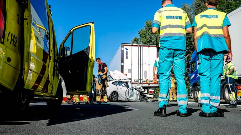 Vrouw (26) omgekomen bij ongeluk met vrachtwagen op de A59