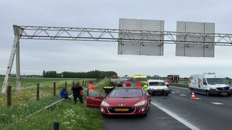 Op de A59 ging het vrijdagmiddag mis met enkele auto's (foto: Rijkswaterstaat).