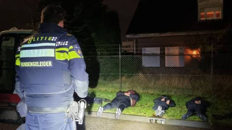 Agenten zetten de achtervolging in en wisten zeven mannen aan te houden (foto: Instagram politie Roosendaal).