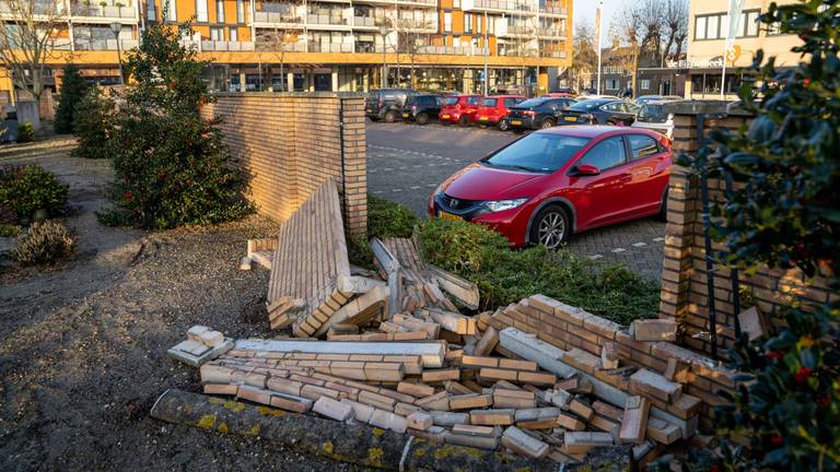 De omgevallen muur bij de Sint-Janskerk in Waalwijk (foto: Iwan van Dun/SQVision).