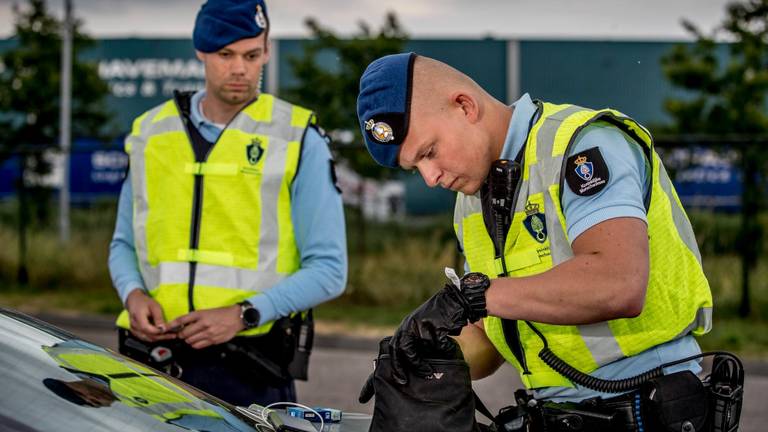 Het drietal werd betrapt bij een controle (foto: Koninklijke Marechaussee).