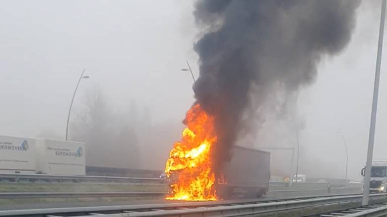 Vrachtwagen vliegt in brand op A2 bij Eindhoven