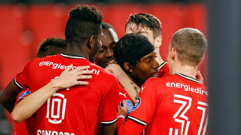 PSV viert de 2-0 van Noni Madueke (foto: ANP). 