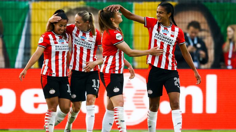 Joelle Smits krijgt felicitaties na het scoren van 0-1 (foto: ANP/Vincent Jannink).