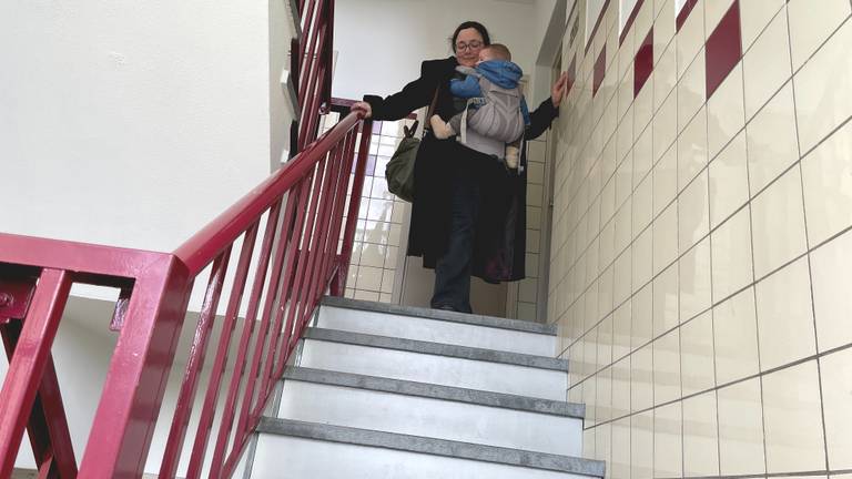 Stefanie moet elke keer meerdere trappen lopen (foto: Rogier van Son).