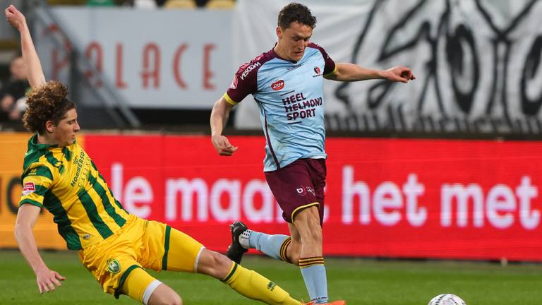 Martijn Kaars (Helmond Sport, rechts) in duel met ADO-speler Finn van Breemen (foto: OrangePictures).