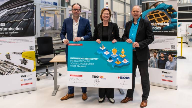 De innovatiecoalitie, v.l.n.r. vertegenwoordigd door Martijn van Gruijthuijsen, Birgit van Dijk en Harm Jeeninga (foto: Eddie Mol).
